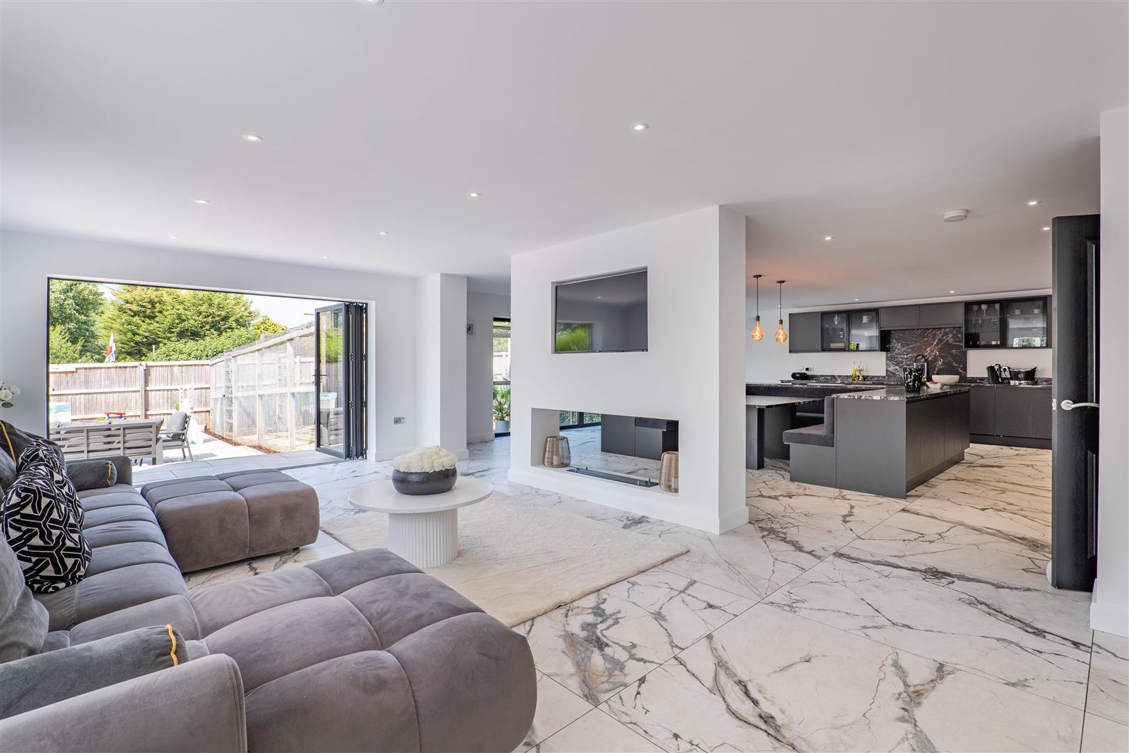 6 bed property in Wigan Road, Leyland